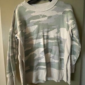 Aerie Women's Camouflage Sweatshirt - Green and Cream